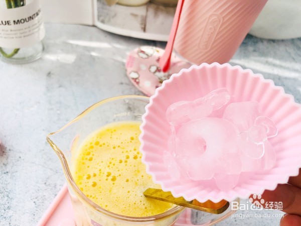 凉爽可口的芒果养乐多的步骤