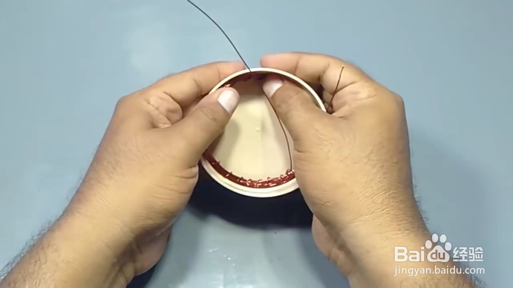 怎么让不接电源的灯泡亮起来