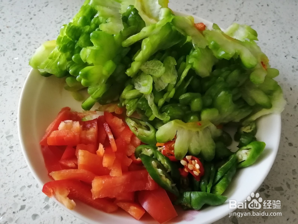 极味家常菜:双色椒素炒苦瓜