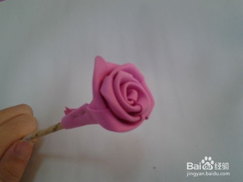 用海绵纸折玫瑰花