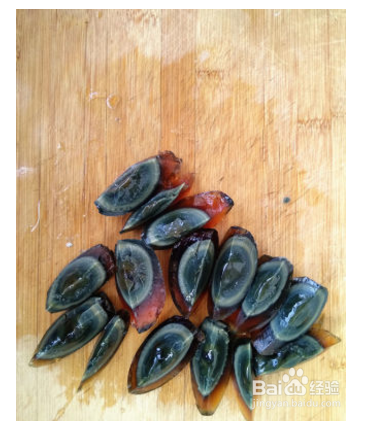 甜蒜汁拌芹菜皮蛋的做法