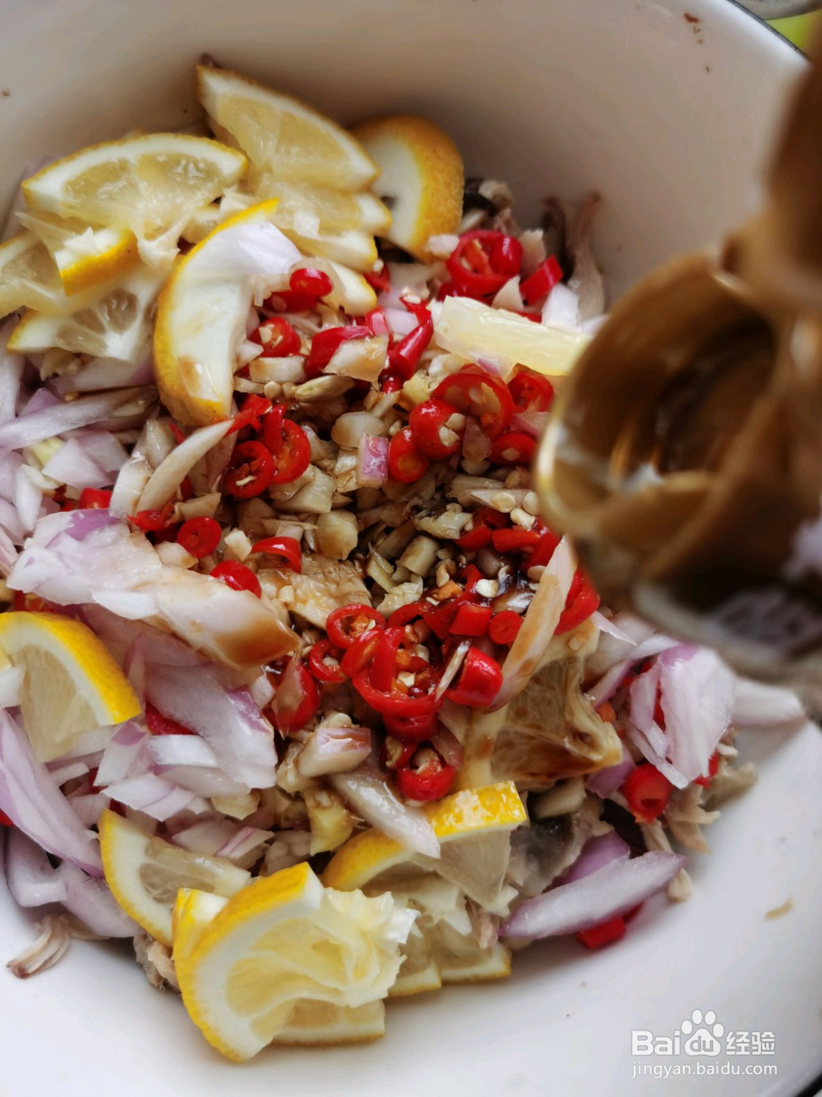 手撕柠檬鸡腿肉的做法