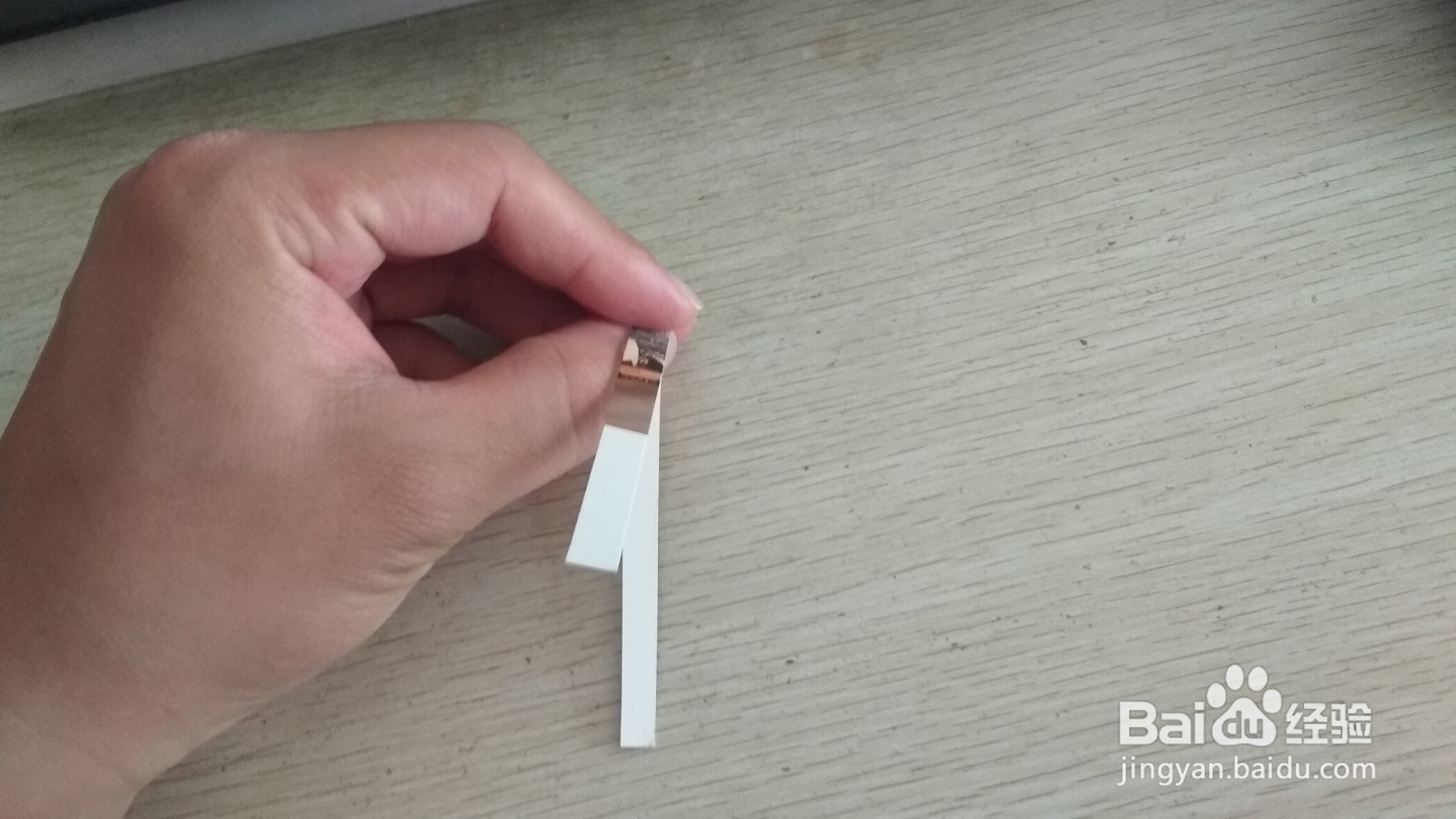 如何用一个细长的硬卡纸做简易的钢笔的支架