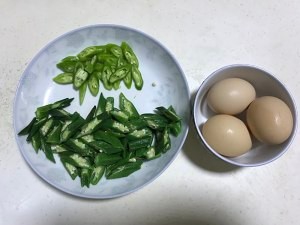 食补养生秋葵尖椒炒鸡蛋的做法