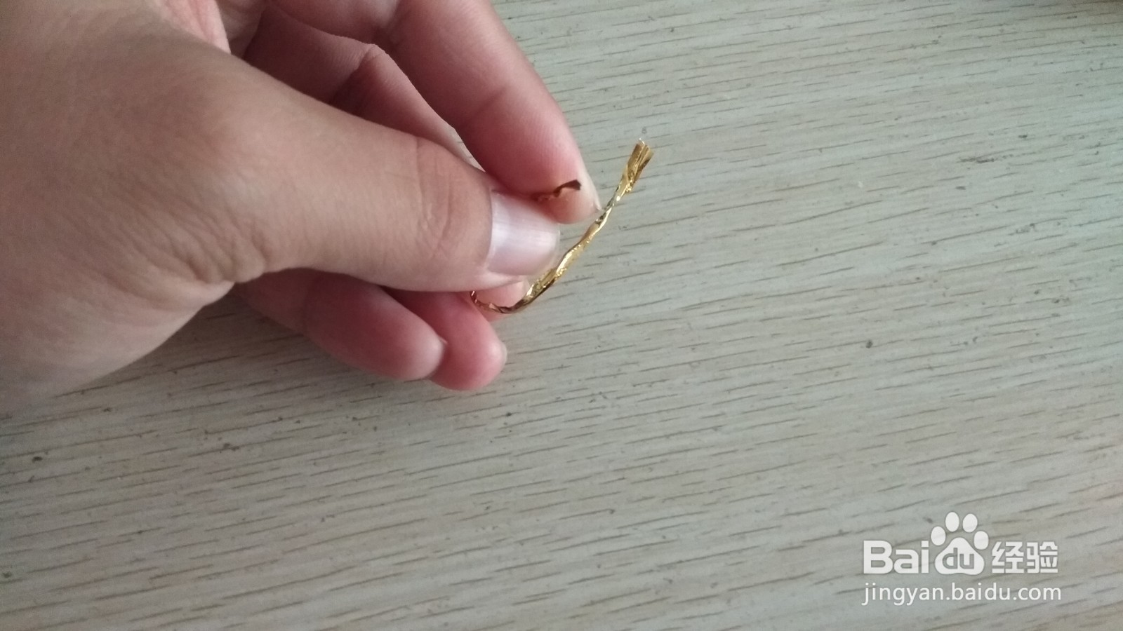 如何用面包袋绑绳和挖耳勺做简易的中性笔支架