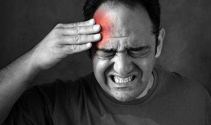 引起偏头痛的因素有哪些？又该如何治疗？