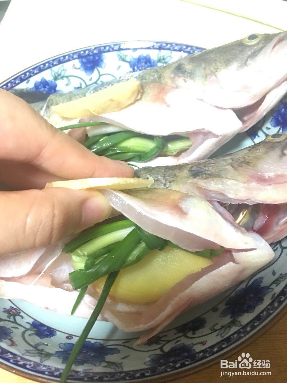 清蒸鲈鱼的家常做法