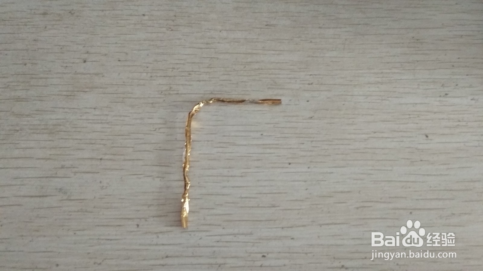 如何用一个面包袋绑绳做简易的钢笔的支架