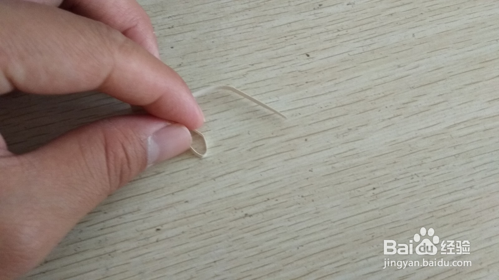 如何用一个细长的长方形硬卡纸做简易的手机支架