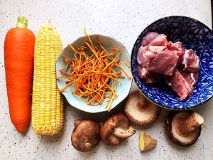 虫草花香菇胡萝卜玉米排骨汤的攻略