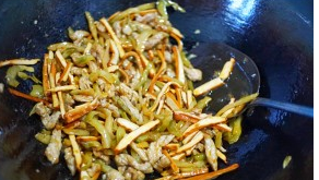 榨菜青椒炒香干怎么做？