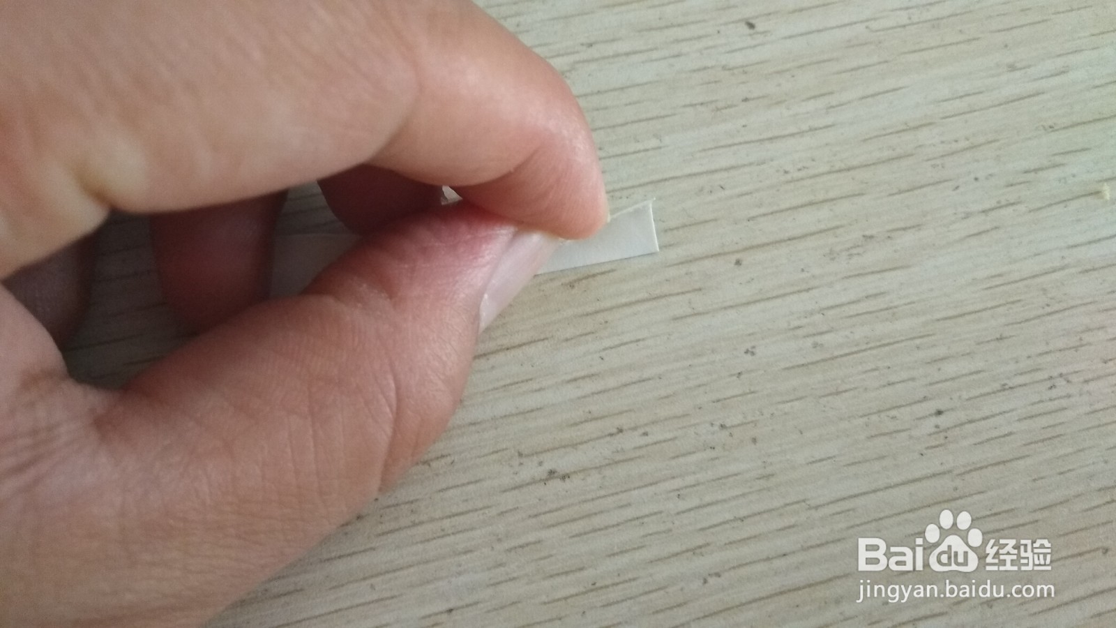 如何用一块长方形硬卡纸做三支中性笔的简易支架