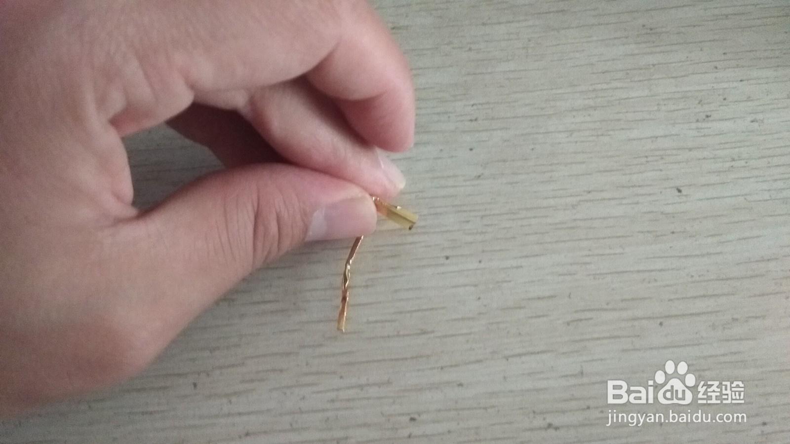 如何用面包袋绑绳和中性笔芯做简易的手机支架