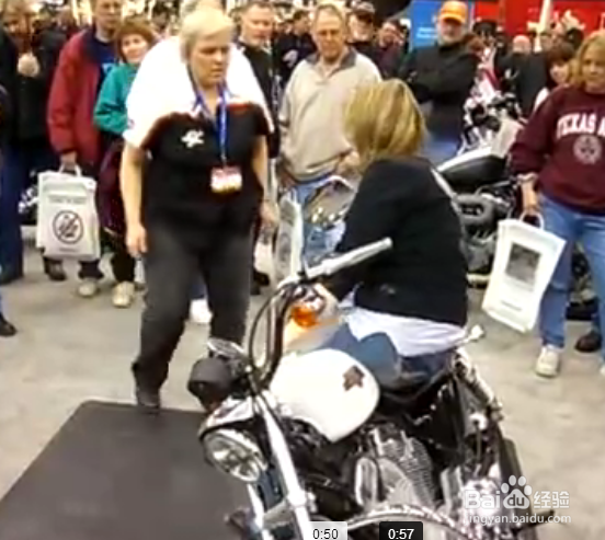 怎么扶起倒地的大排量摩托车