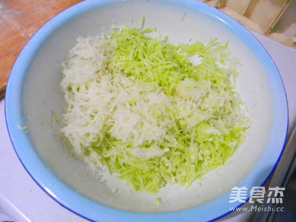 萝卜青椒酥肉水煎包
