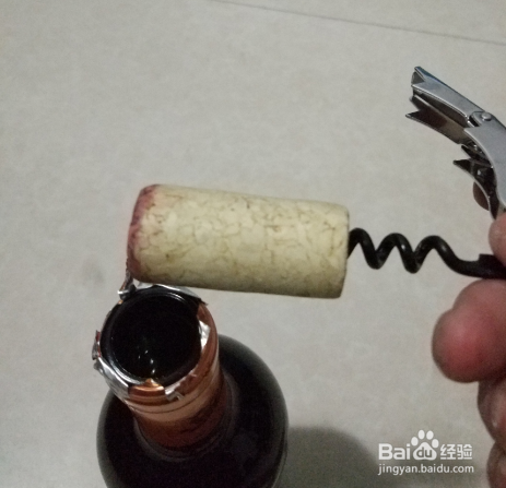 图示简单操作打开红酒