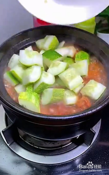 如何制作砂锅焖黄瓜五花肉