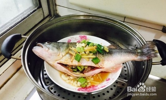 怎样在家自己做清蒸鲈鱼。
