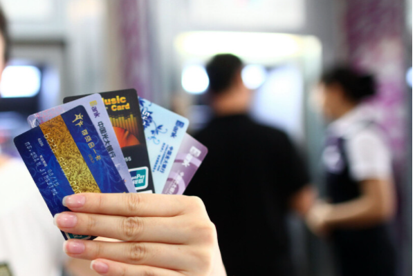 电子厂对离职职员剩下的工资卡会怎么办