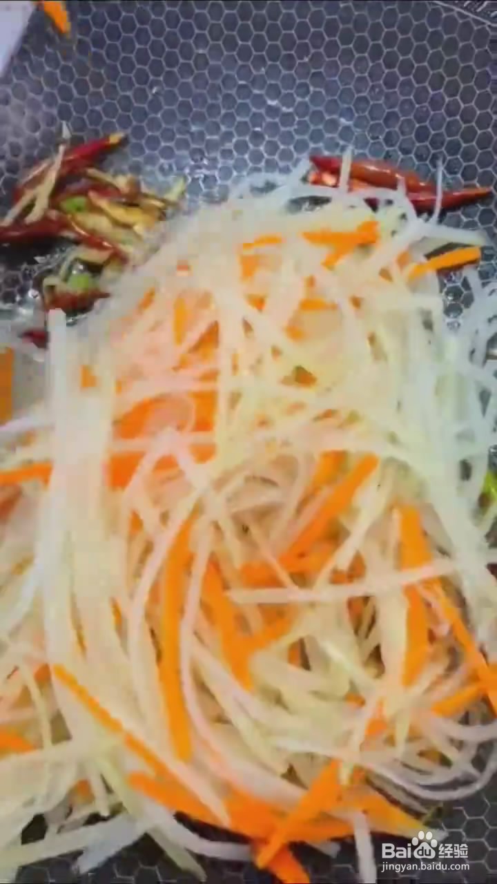 如何制作胡萝卜土豆丝小炒