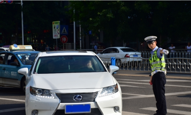 小型轿车多少年以后每年需要审两次