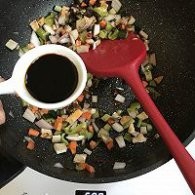 制作牛肉酱拌面