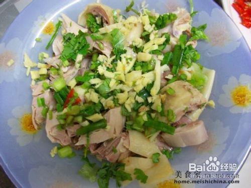 家常菜肴红椒蒸咸鸡