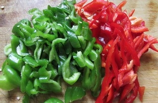 家常菜双椒炒肉的做法