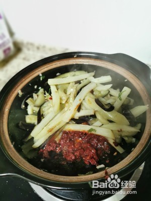 敲鸡好吃的砂锅油焖茄子~