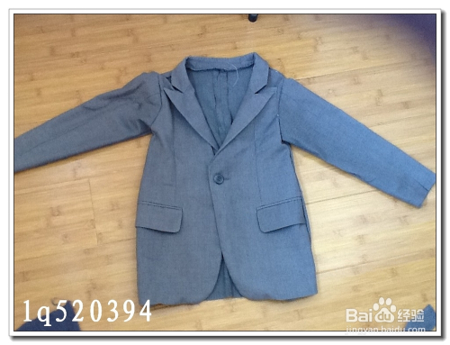 再缝制上衣服的里子,就可以了.最后用熨斗烫平衣服就完成了.