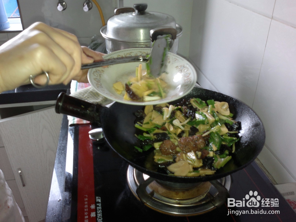 开春应季菜竹笋木耳炒蒜苗的做法