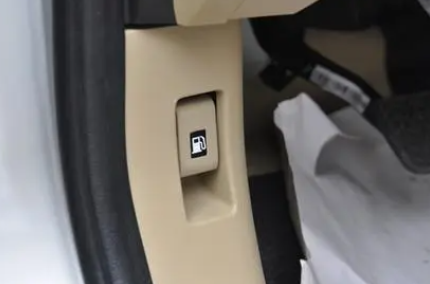 哈弗h6加油开关在哪里