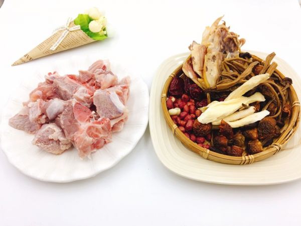 姬松茸茶树菇墨鱼汤