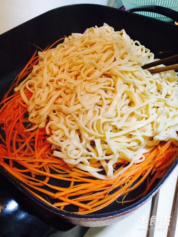 胡萝卜香菜炒面