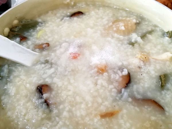 送荷叶香菇鸡粥