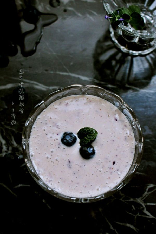 蓝莓香蕉酸奶昔