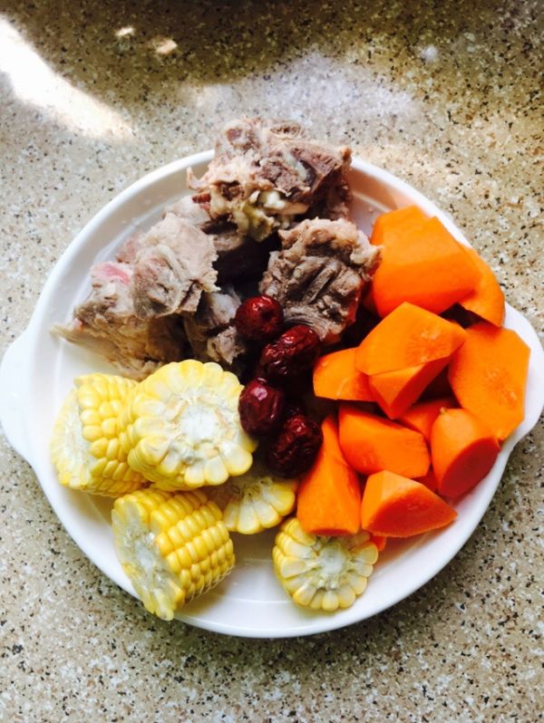 胡萝卜玉米骨头汤