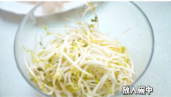 雪碧虾仁凉拌方便面