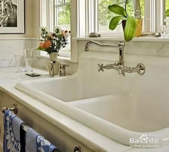 下水道堵了,她随手丢进两块药片就疏通了!