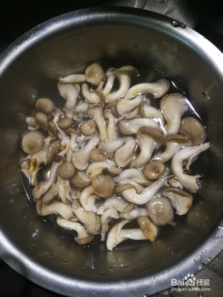 香气浓郁的椒盐蘑菇