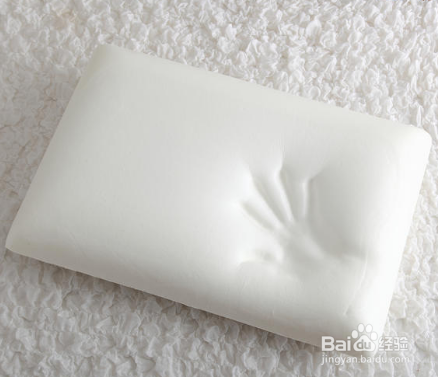 记忆棉枕头和乳胶枕头那一款更适合老年人
