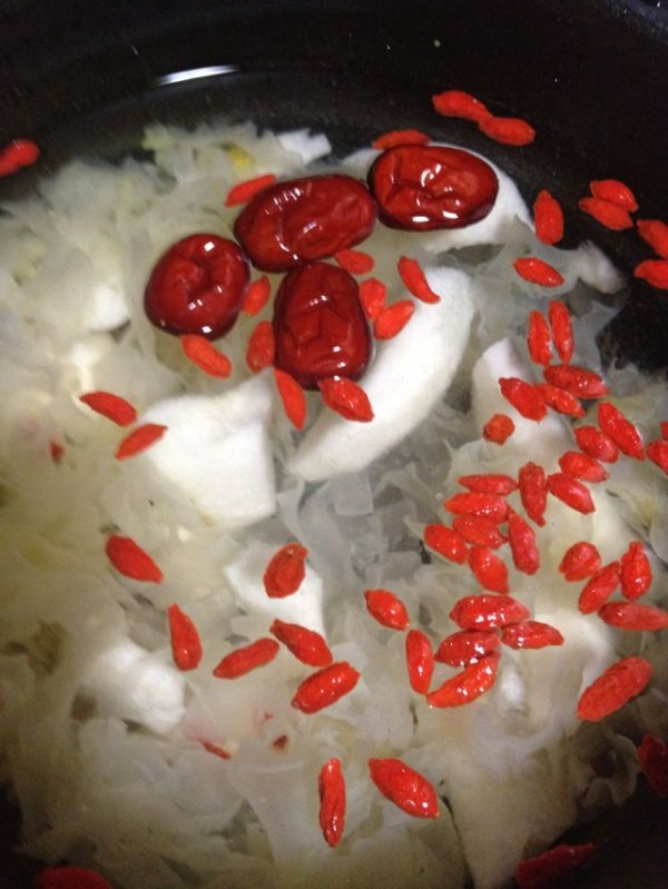 银耳雪梨红枣汤水