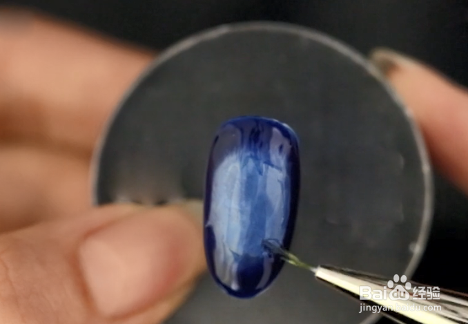 怎样做梦幻蓝底雪景指甲？