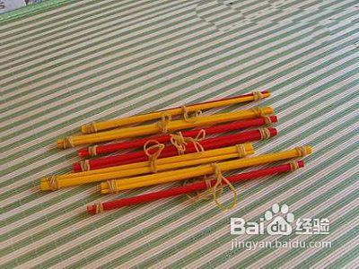 旧筷子变身小衣挂的做法