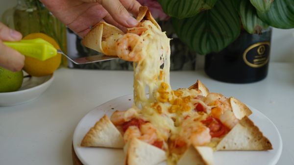 浓厚拉丝太阳海鲜披萨