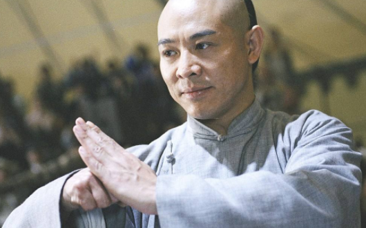 李连杰在和日本人比赛中最后一拳是什么意思？是真的打不动了吗