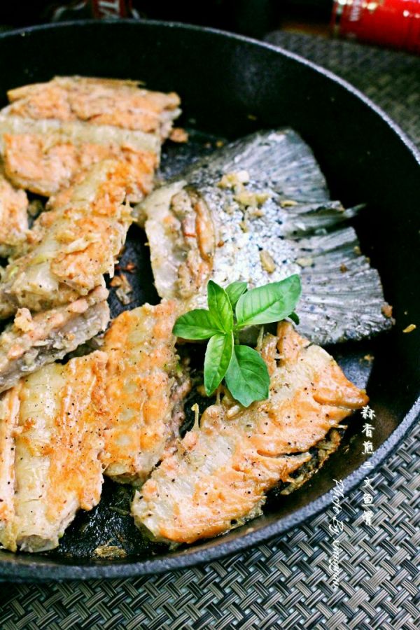 蒜香煎三文鱼骨