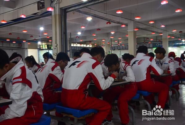 现在初中毕业学什么比较好？双师型教师真操实干