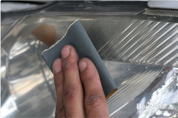 汽车大灯模糊了如何修复？