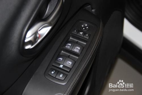 汽车钥匙锁车里怎么开